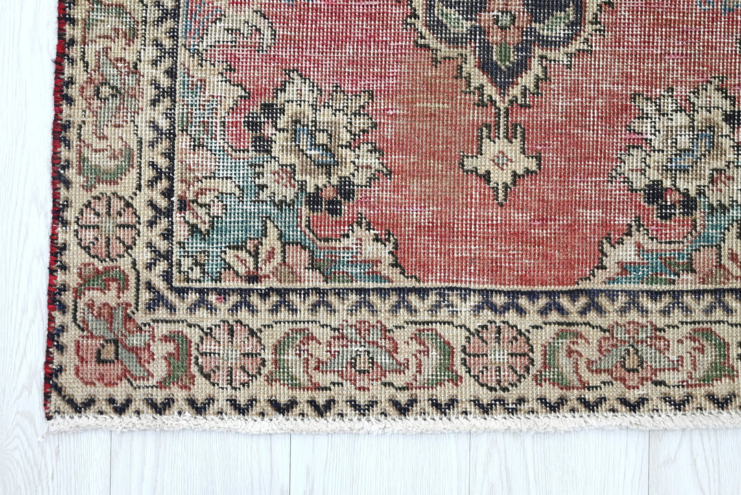 red Accent rug 2' 6" x 4' 2"