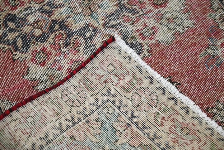 red Accent rug 2' 6" x 4' 2"