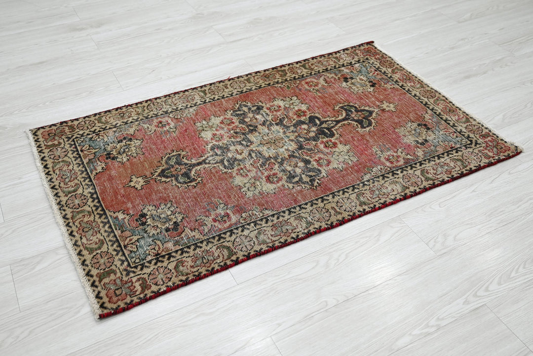 red Accent rug 2' 6" x 4' 2"