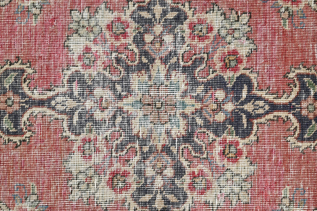 red Accent rug 2' 6" x 4' 2"