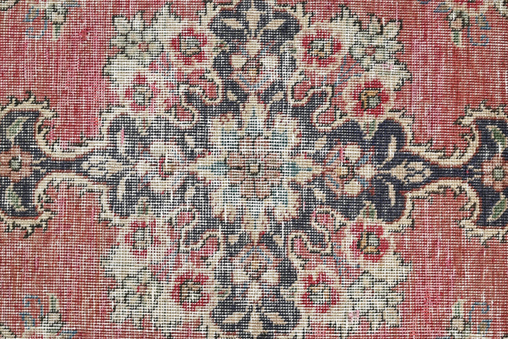 red Accent rug 2' 6" x 4' 2"