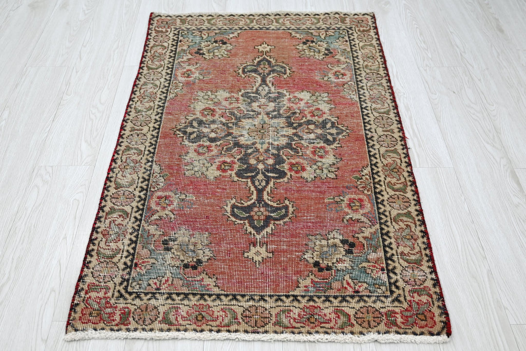 red Accent rug 2' 6" x 4' 2"