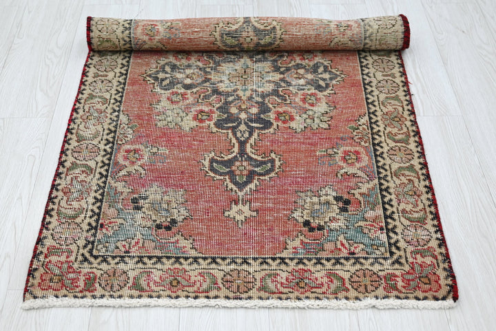 red Accent rug 2' 6" x 4' 2"