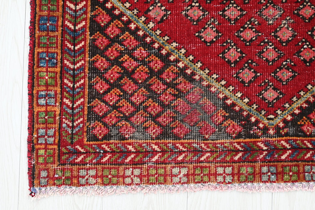 red Accent rug 2' 10" x 4' 4"