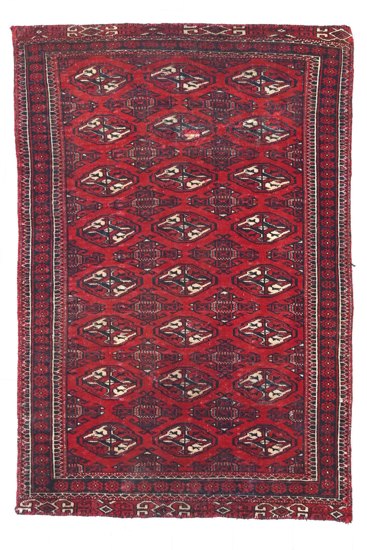 red Accent rug 2' 10" x 3' 10"
