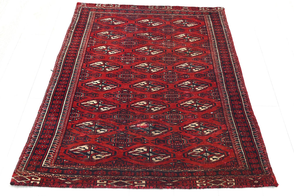 red Accent rug 2' 10" x 3' 10"