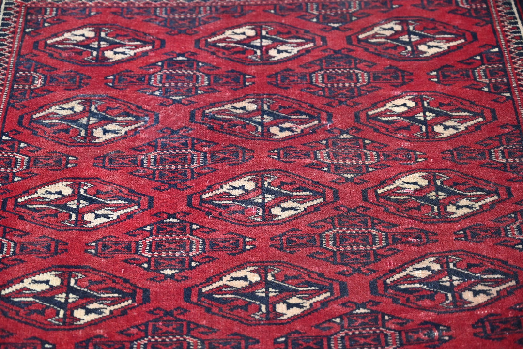 red Accent rug 2' 10" x 3' 10"