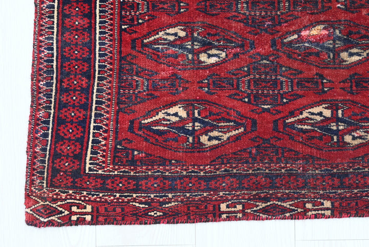 red Accent rug 2' 10" x 3' 10"