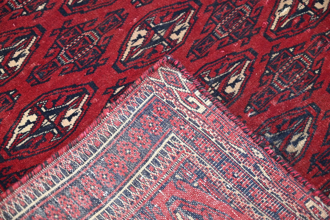 red Accent rug 2' 10" x 3' 10"