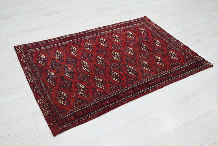 red Accent rug 2' 10" x 3' 10"