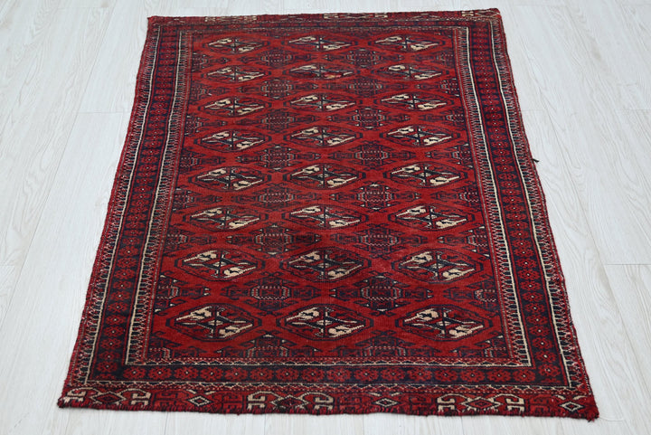 red Accent rug 2' 10" x 3' 10"