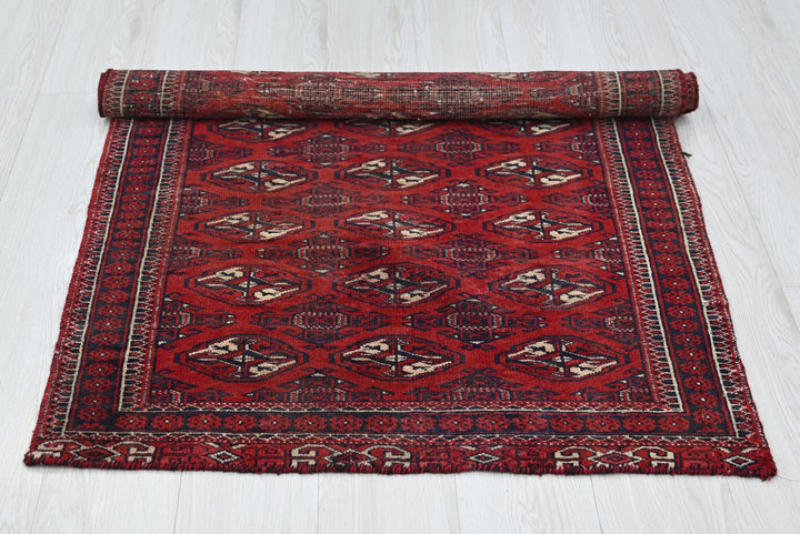 red Accent rug 2' 10" x 3' 10"