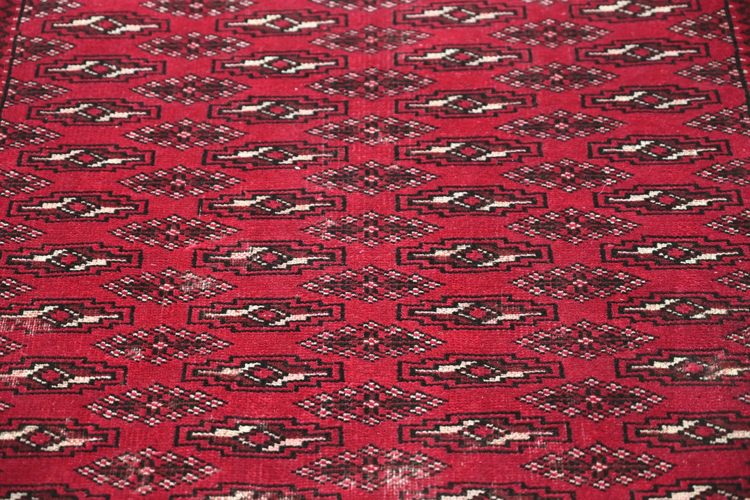 red Accent rug 3' 2" x 4' 10"