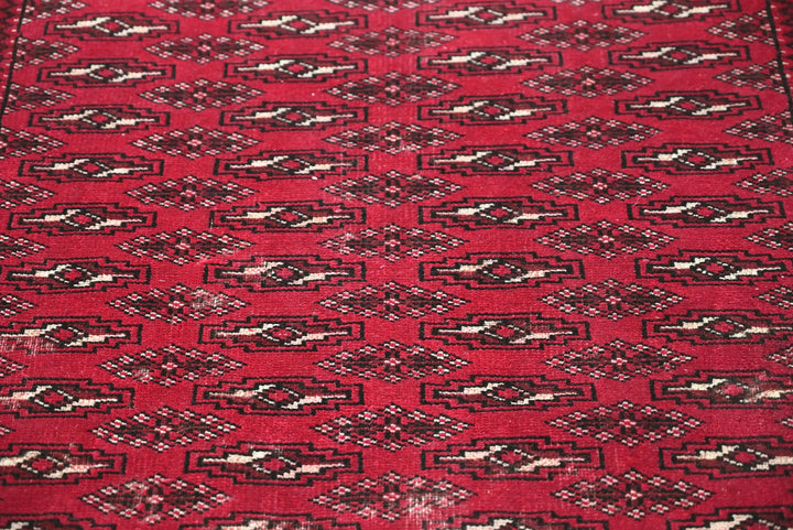 red Accent rug 3' 2" x 4' 10"