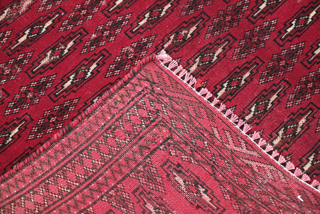 red Accent rug 3' 2" x 4' 10"
