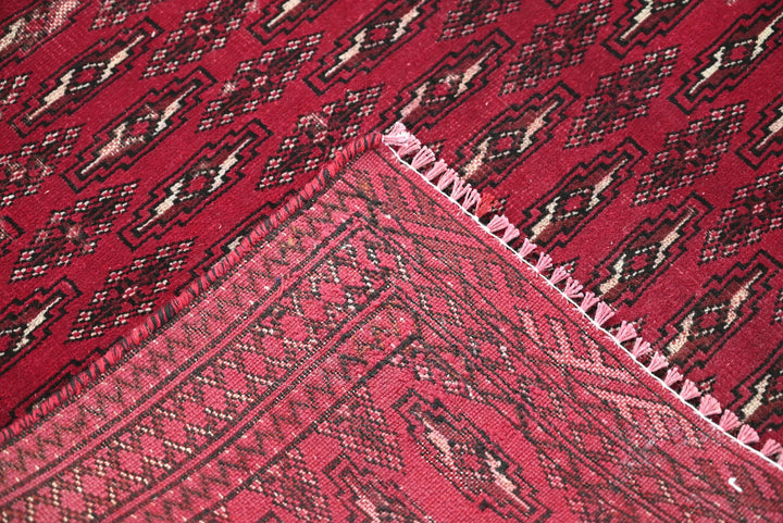 red Accent rug 3' 2" x 4' 10"