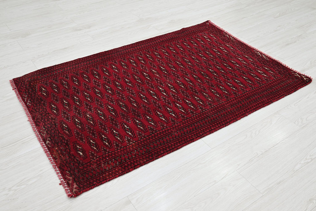 red Accent rug 3' 2" x 4' 10"