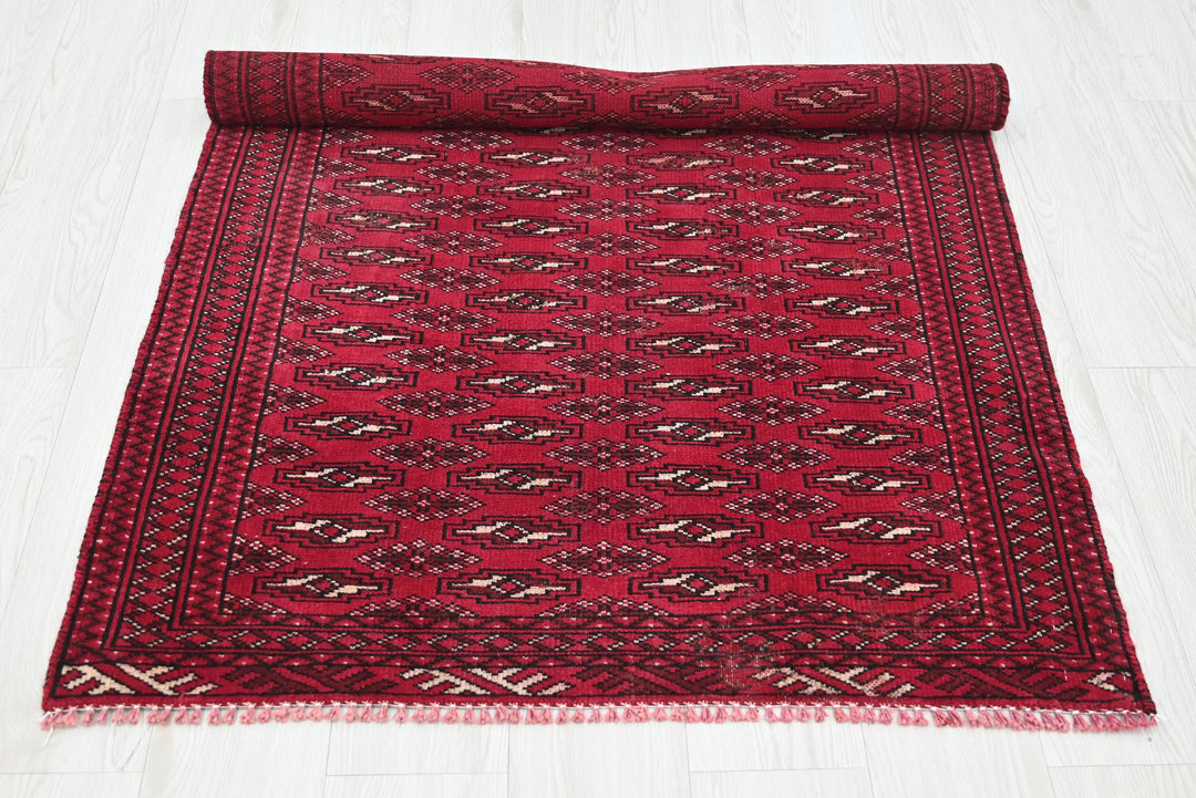 red Accent rug 3' 2" x 4' 10"