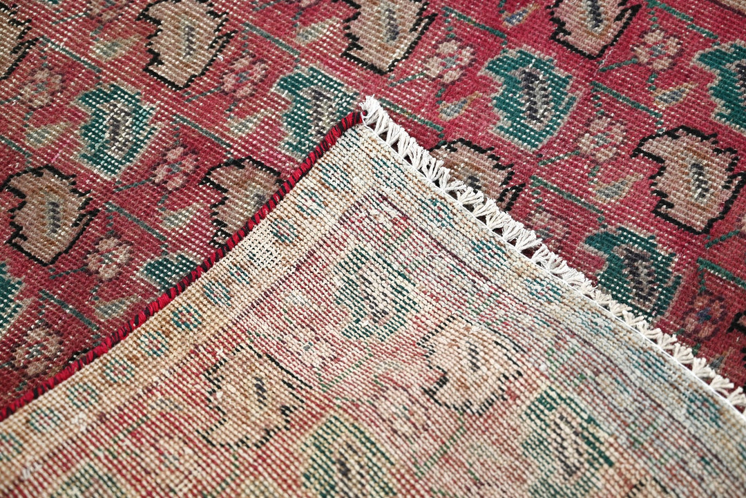 red Accent rug 2' 9" x 4' 2"