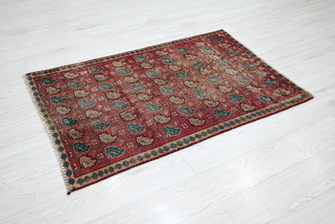 red Accent rug 2' 9" x 4' 2"