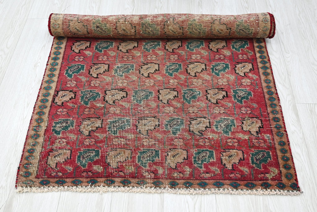 red Accent rug 2' 9" x 4' 2"