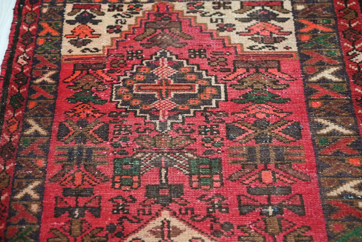 red Accent rug 2' 3" x 4' 4"