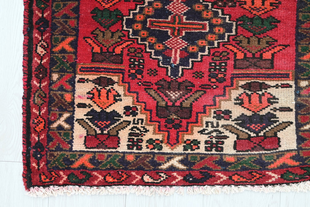 red Accent rug 2' 3" x 4' 4"
