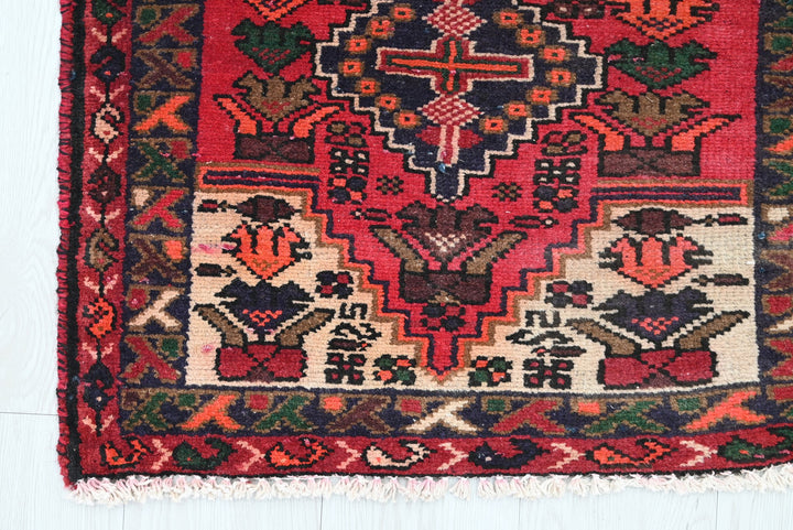 red Accent rug 2' 3" x 4' 4"