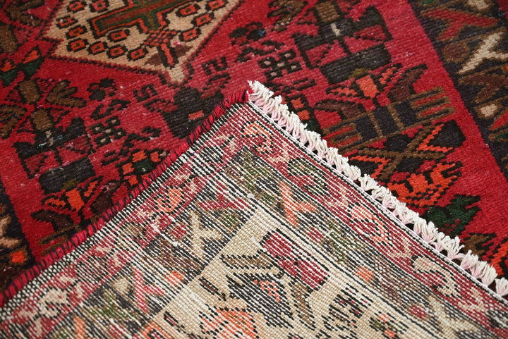red Accent rug 2' 3" x 4' 4"