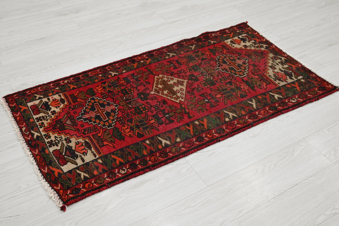red Accent rug 2' 3" x 4' 4"