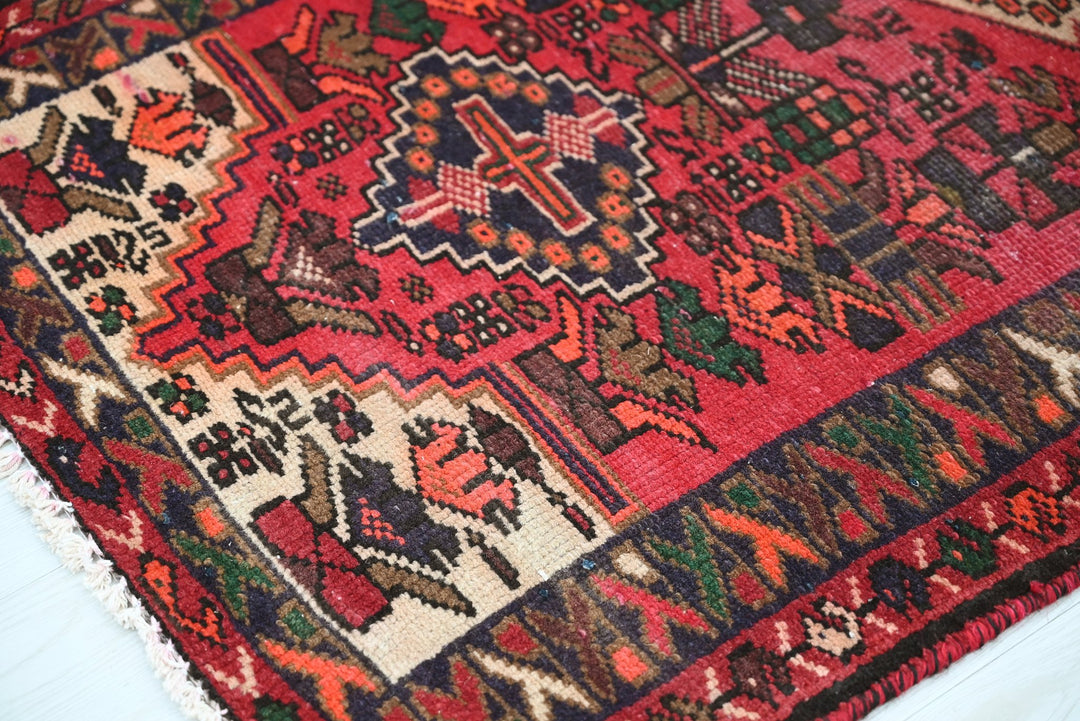 red Accent rug 2' 3" x 4' 4"