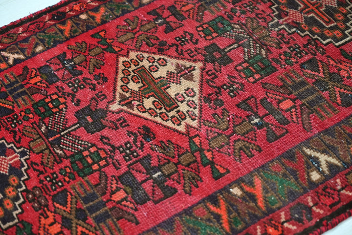 red Accent rug 2' 3" x 4' 4"