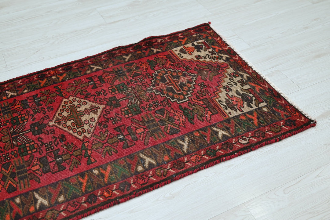 red Accent rug 2' 3" x 4' 4"