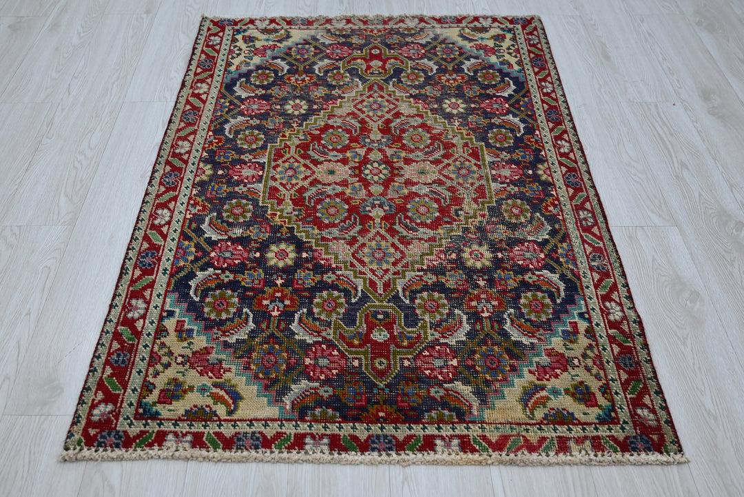 blue Accent rug 3' 1" x 4' 7"