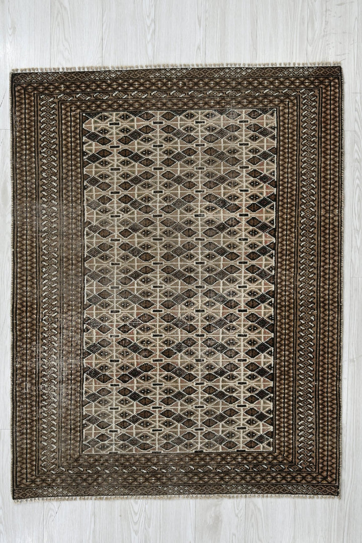 brown Accent rug 3' 3" x 4' 4"