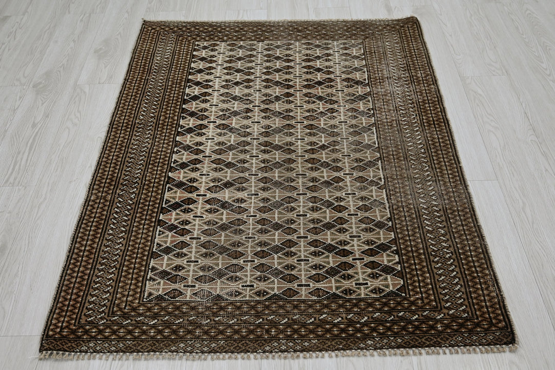 brown Accent rug 3' 3" x 4' 4"