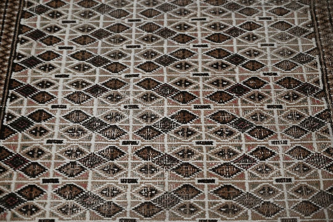brown Accent rug 3' 3" x 4' 4"