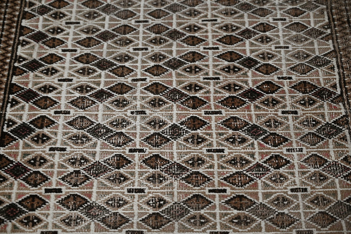 brown Accent rug 3' 3" x 4' 4"