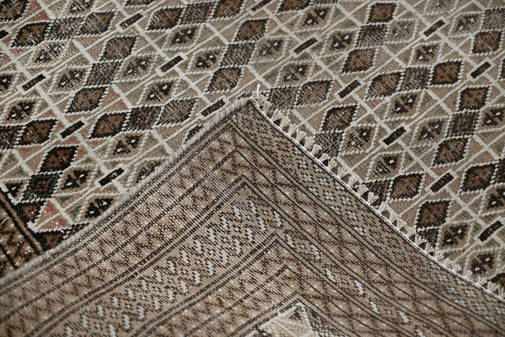 brown Accent rug 3' 3" x 4' 4"