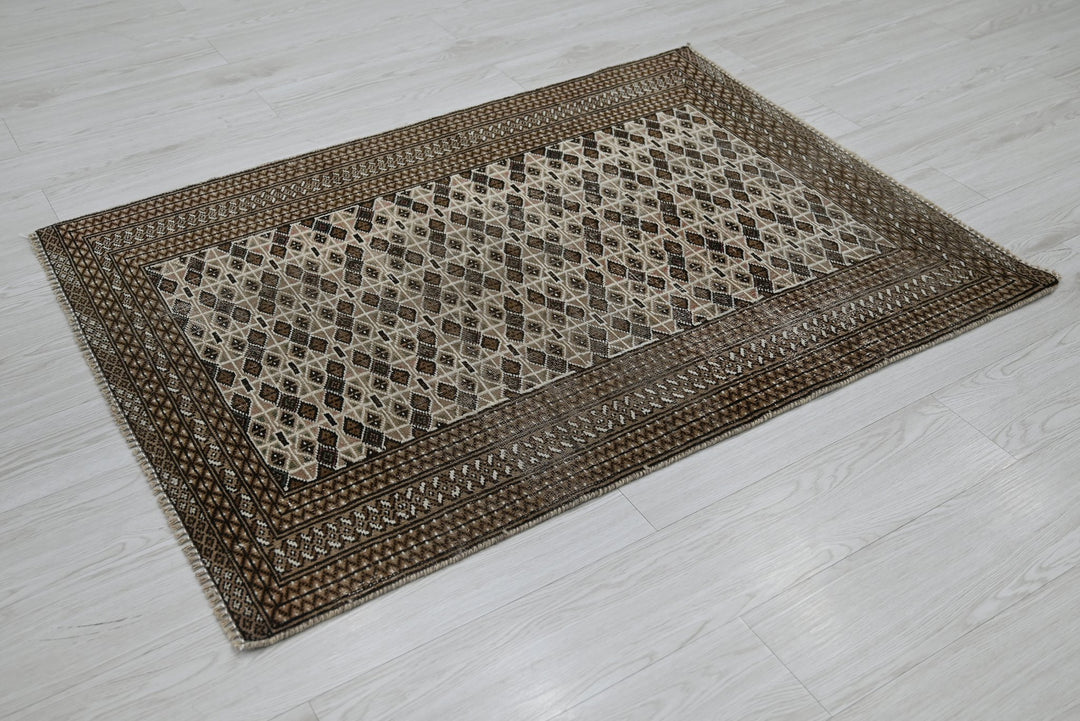 brown Accent rug 3' 3" x 4' 4"