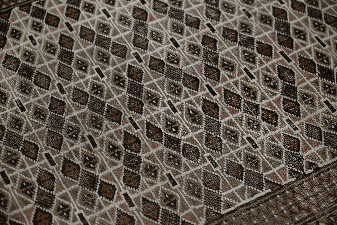 brown Accent rug 3' 3" x 4' 4"