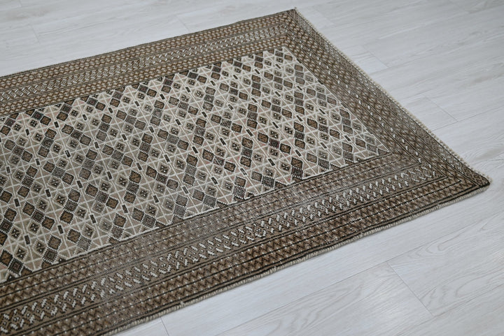 brown Accent rug 3' 3" x 4' 4"