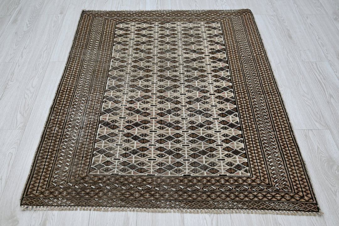 brown Accent rug 3' 3" x 4' 4"