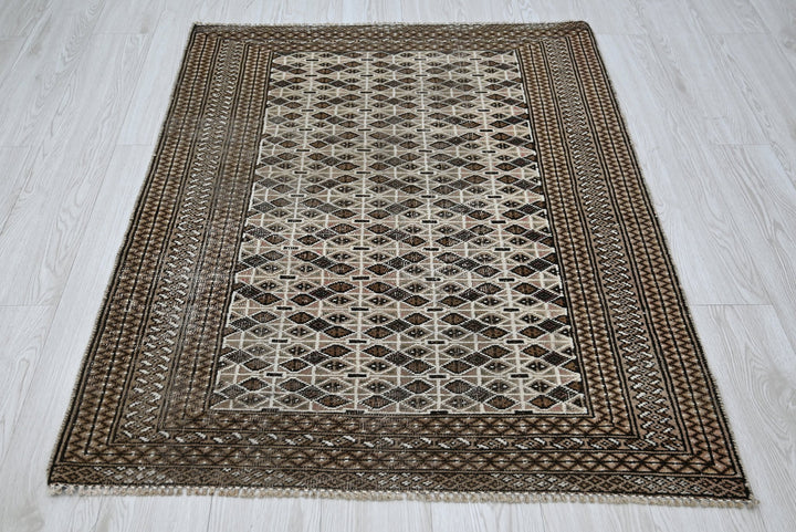 brown Accent rug 3' 3" x 4' 4"