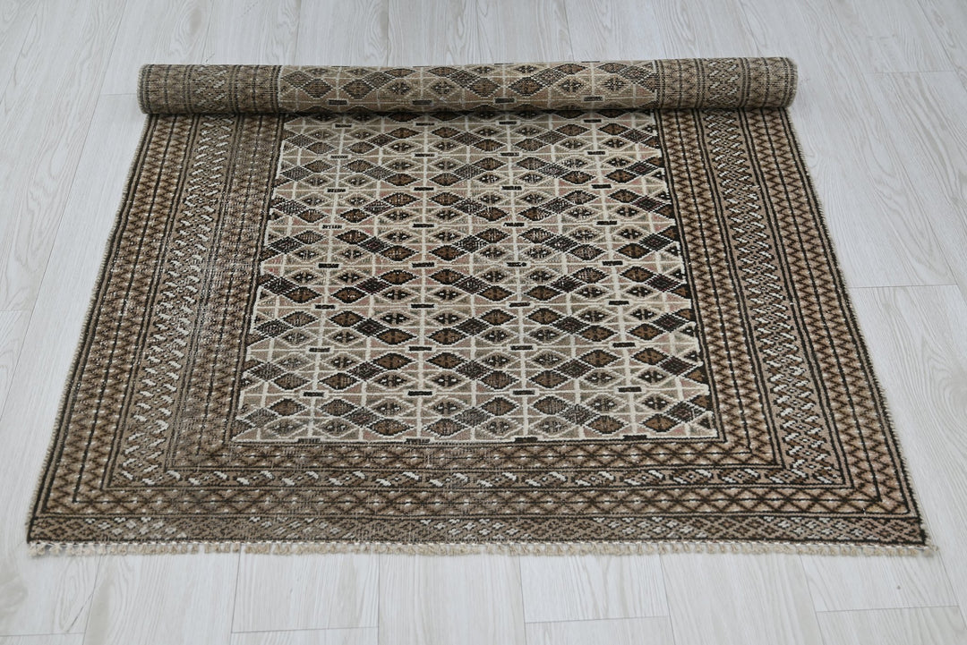 brown Accent rug 3' 3" x 4' 4"