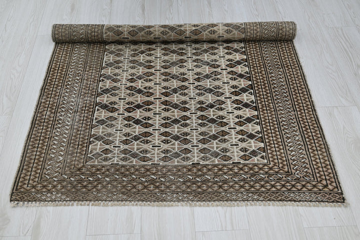 brown Accent rug 3' 3" x 4' 4"