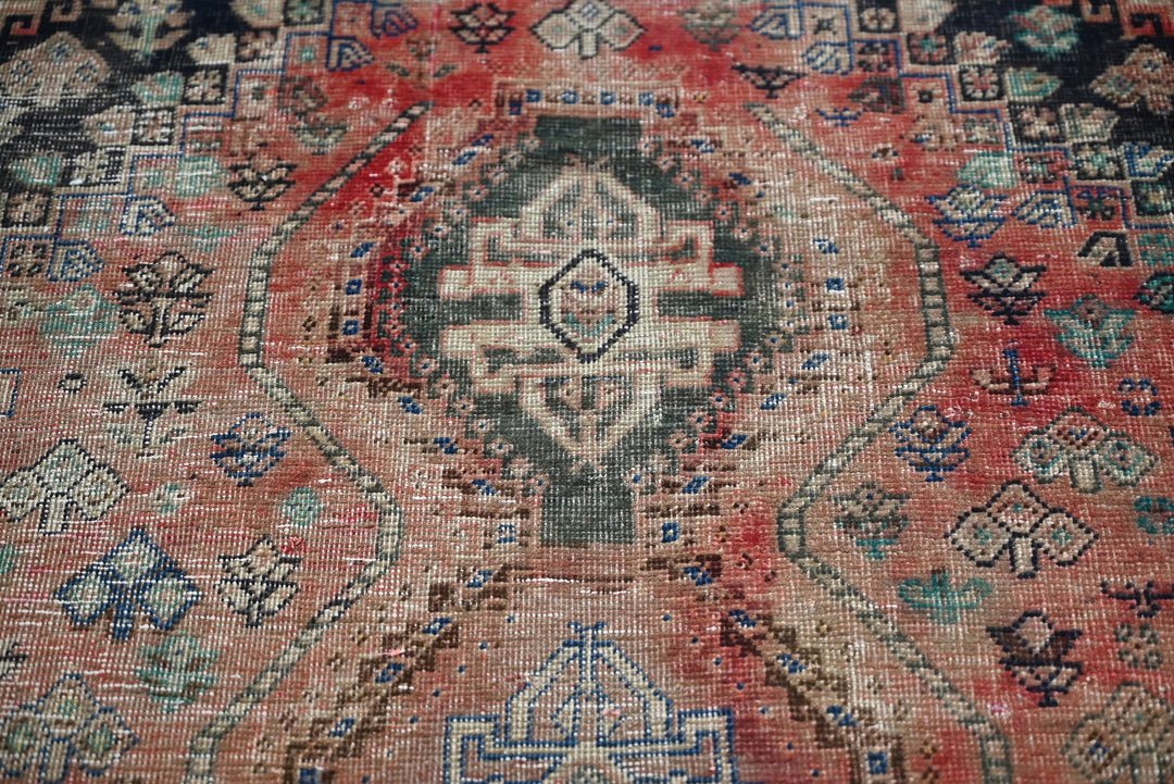 brown Accent rug 3' 10" x 5' 1"