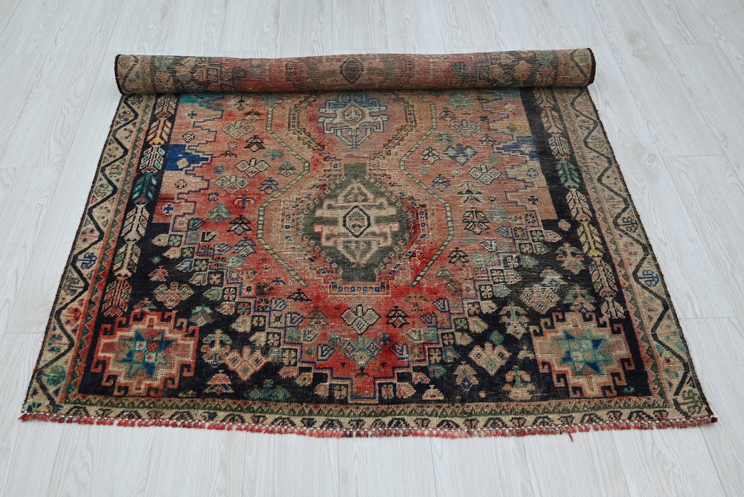 brown Accent rug 3' 10" x 5' 1"