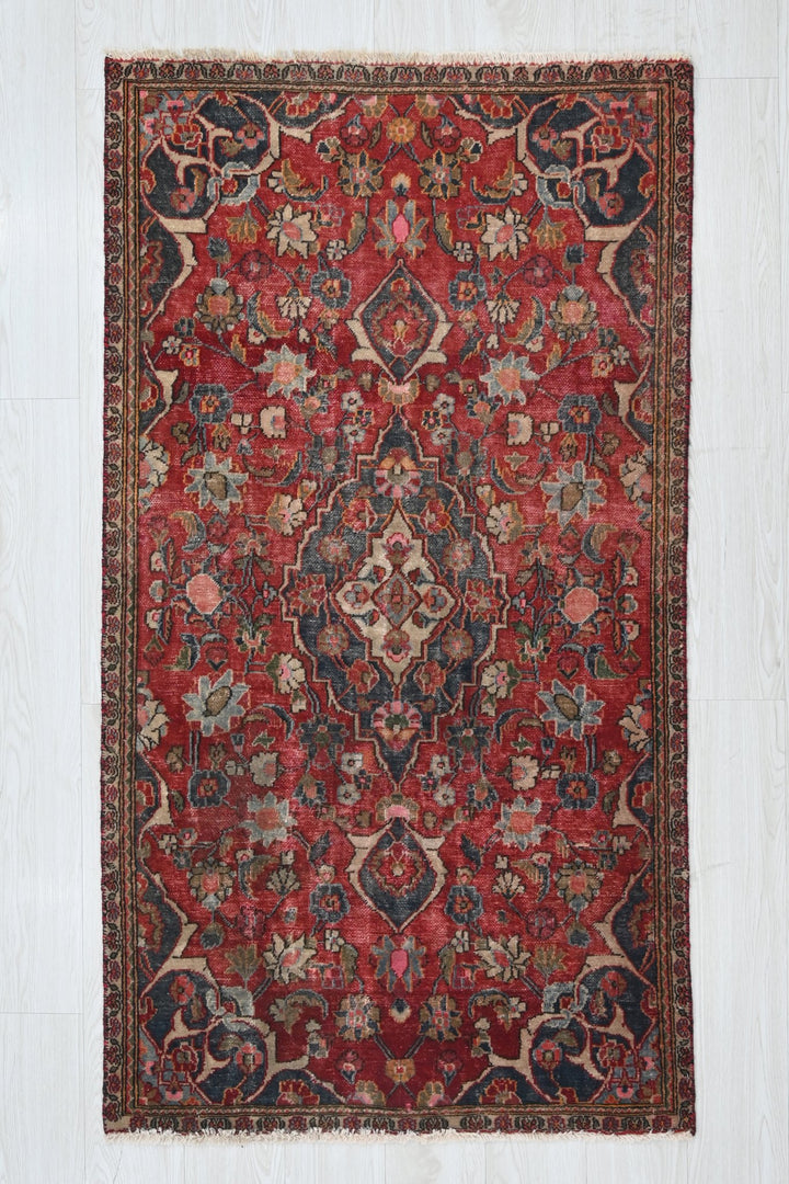 red Accent rug 2' 11" x 5' 2"
