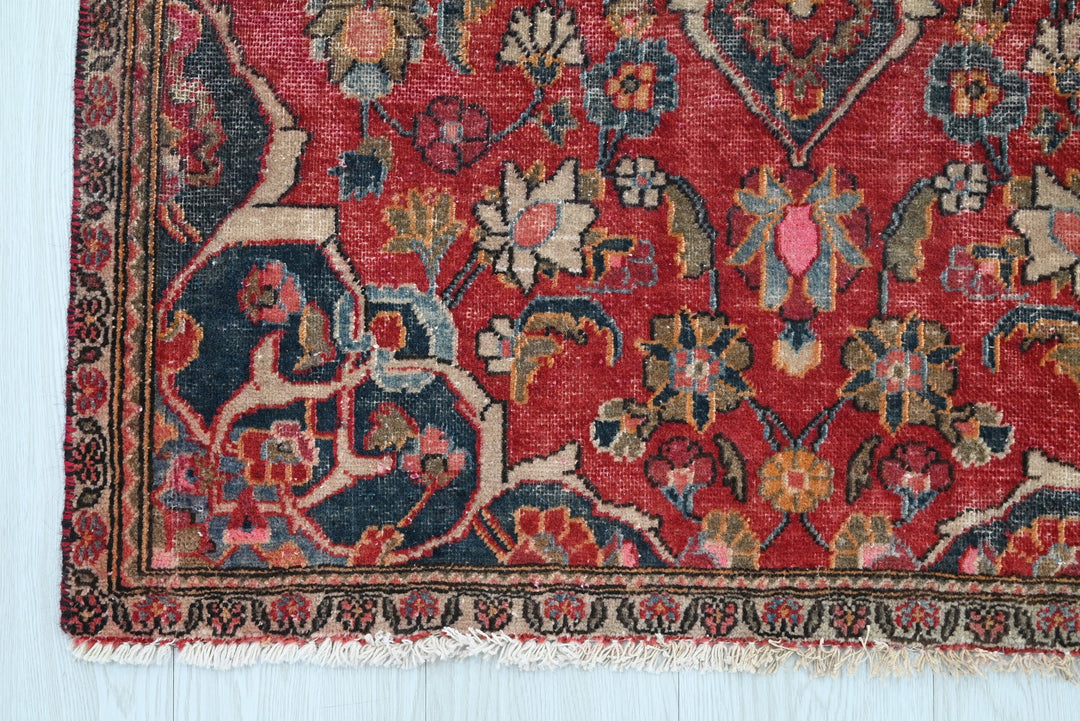 red Accent rug 2' 11" x 5' 2"